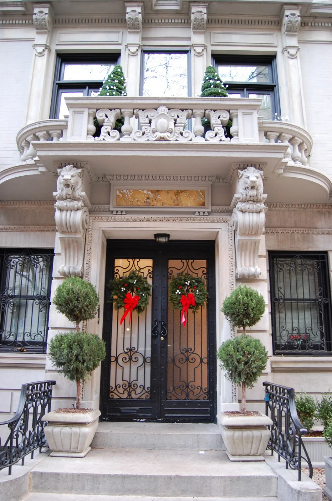 Luxurious Beaux-Arts Facade with Lion Brackets and Decorative Balcony