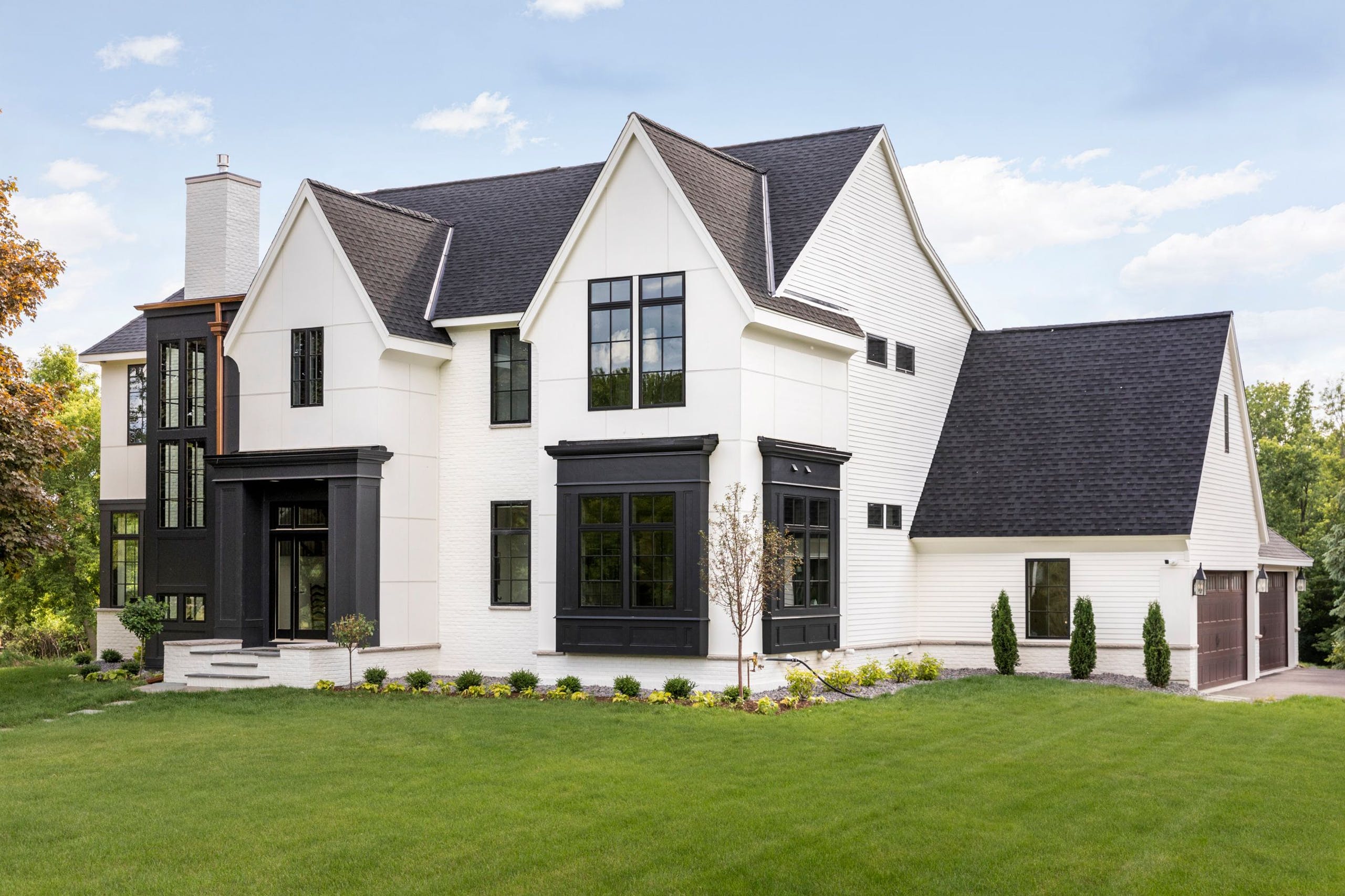 Modern Farmhouse Facade: Elegant Black and White Contrast