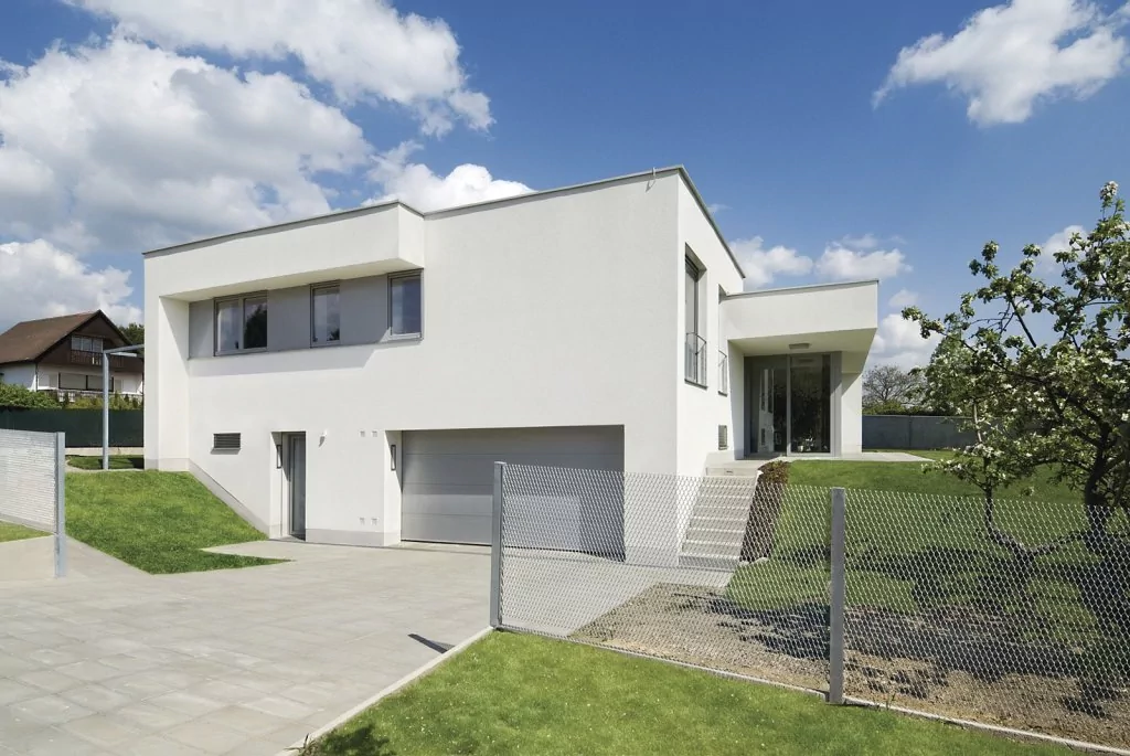 Minimalist White Façade: Purity of Lines and Interplay of Volumes