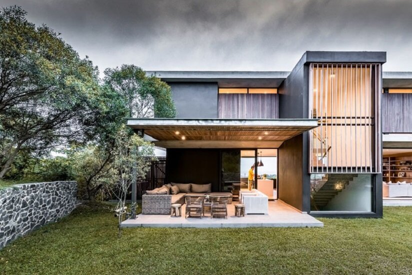 Modern house with contrasting facade: combination of concrete, wood and vertical slats