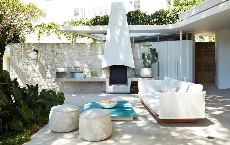 Minimalist White Facade with Stone Texture: Harmony of Nature and Contemporary Design