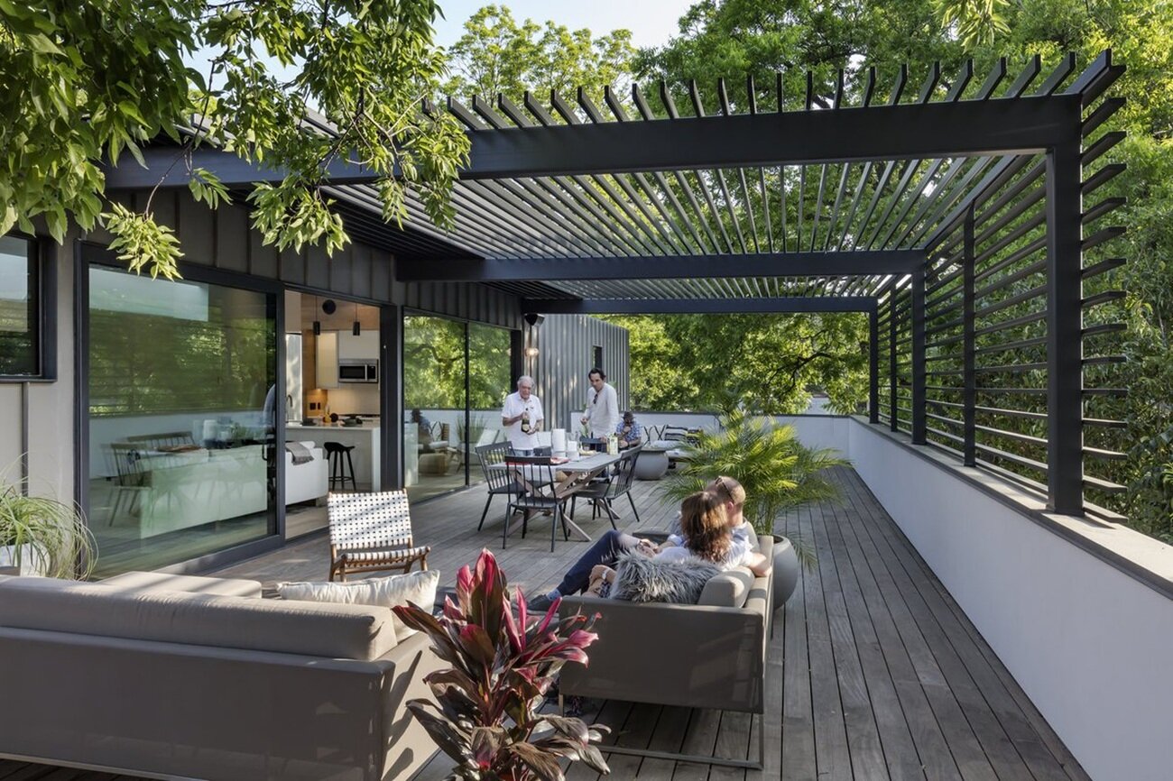 Modern Minimalist Facade with Integrated Terrace and Pergola