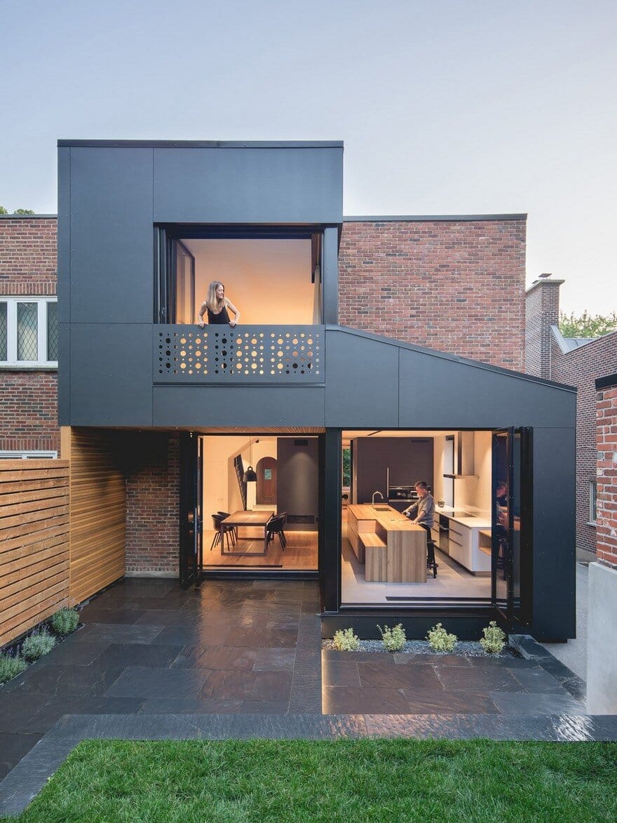 Modern two-level facade with contrasting materials: combination of brick and dark gray panels