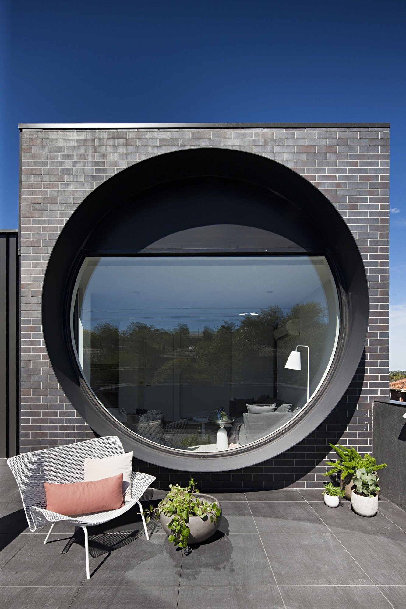Modern Façade with Circular Panoramic Window: Minimalism and Geometric Contrast