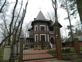 Cottage variant in Gothic style