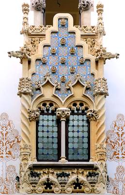 Example of facade design with stained glass