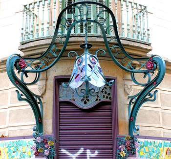 Facade decoration with fences