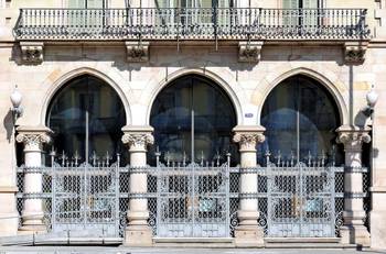 Option of pillars on country house