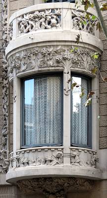 Option of oriel windows on house facade