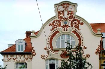 Option of fretwork on house facade