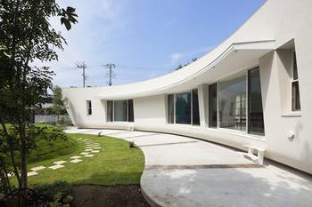 Curved White Façade: Minimalism in Motion