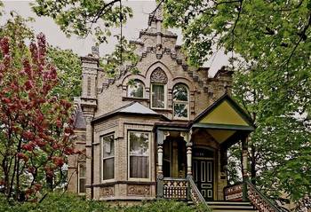 Cottage variant in Gothic style