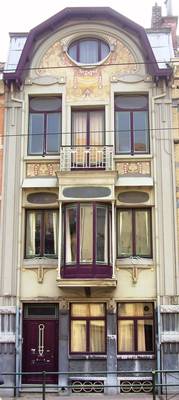 Example of oriel windows on house facade