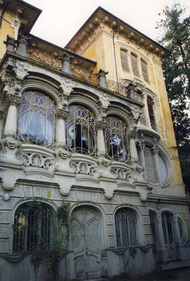 Option of pillars on house facade