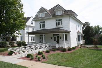 Country house photo with pillars