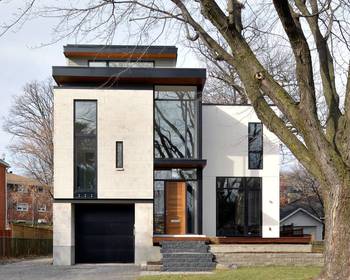 Two-toned Contrast Facade: Stone and Minimalism in a Contemporary Urban Home