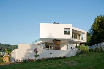 White Cantilevered Facade: Minimalist Villa with Dynamic Geometry