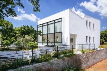 White Cube: Minimalist Facade with Contrasting Glazing