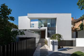 White Minimalism: Contemporary Façade with Contrasting Volumes and Panoramic Glazing