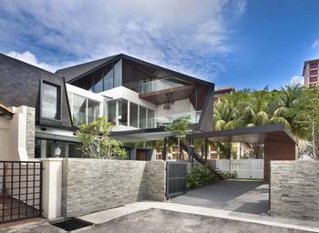 Dynamic facade of a tropical mansion with contrasting geometry and floating volumes