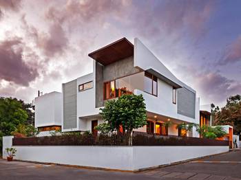 White-Wooden Facade: Contrasting Geometry in Contemporary Modernism