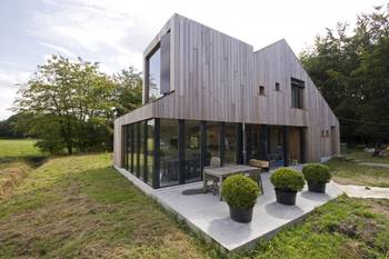 Modern Wooden Facade: Interplay of Geometry and Texture in a Countryside Home