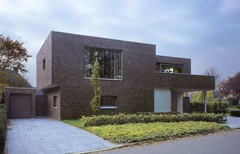 Monolithic Brick Facade: Contemporary Minimalism in Residential Architecture