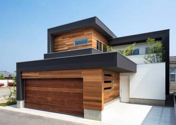 Three-color contrast façade: harmony of wood, black and white in a modern house