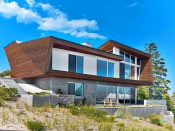 Dual-Material Facade: Concrete and Wood Contrast in a Coastal Modernist House