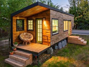 Modern Wooden Mini-House with Contrasting Façade