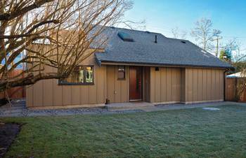 Contemporary Minimalist Ranch-Style Façade with Vertical Cladding