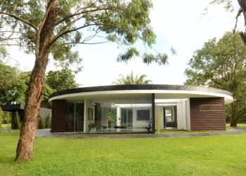 Circular Pavilion with Panoramic Facade: Glass and Wood Synthesis in Contemporary Architecture