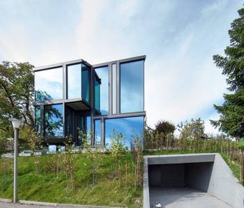 Glass Cube: Minimalist Facade in Harmony with Natural Landscape