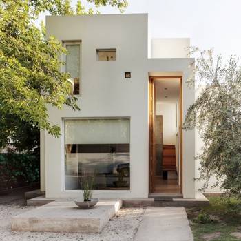 White Minimalist Facade: Clean Geometry in Dialogue with Nature