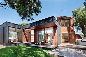 Contrasting Facade: Harmony of Wood and Metal in Contemporary Design