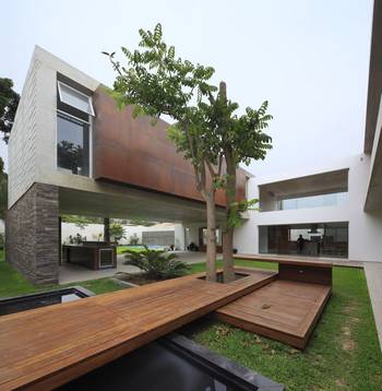 Modern Facade with Contrasting Materials: Integration of Corten Steel, Concrete, and Wood in a Residential House