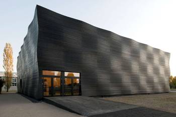 Wavy Textured Facade: Monolithic Form and Plasticity in Contemporary Architecture