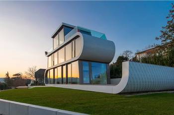 Wave-like Façade: The Dynamics of Curves in Modern Architecture