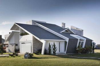 Dynamic Facade: Modern House with Contrasting Geometry and Multi-level Roof