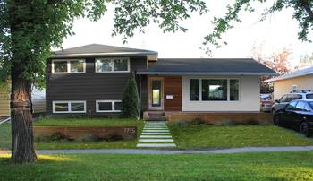 Modern Two-Tone Facade with Wooden Accents: Elegant Renovation of a Split-Level Home