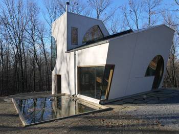 Snow-white facade with curvilinear forms: a modernist dialogue with nature