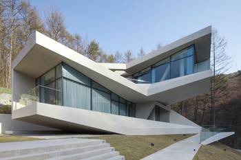 Floating Façade: White Volumes and Panoramic Glazing in Mountain Minimalism