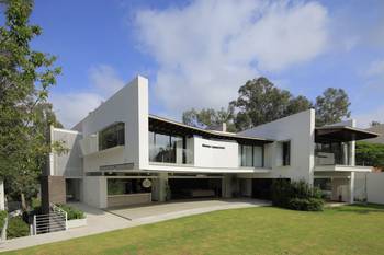 Dynamic White Façade: Contemporary Mansion with Contrasting Geometry