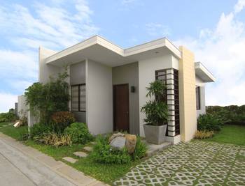 Modern Minimalist Facade with Flat Roof and Contrasting Accents