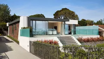 Modern Minimalist Facade with Contrasting Materials and Panoramic Glazing