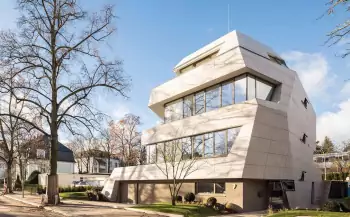 Dynamic Facade with Geometric Volume Displacement