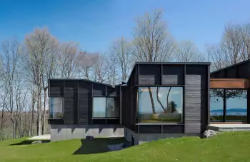 Dark Modular Façade: Contemporary Wooden Retreat with Panoramic Views