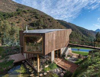 Mountain House with Wooden Façade: Harmony of Geometry and Nature