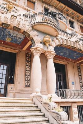 Example of pillars on house facade