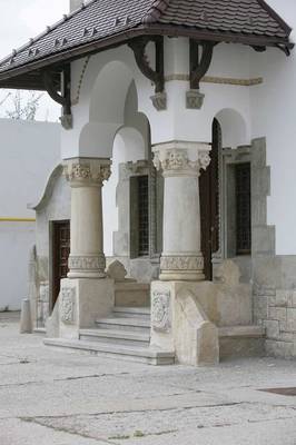 Facade decoration with pillars